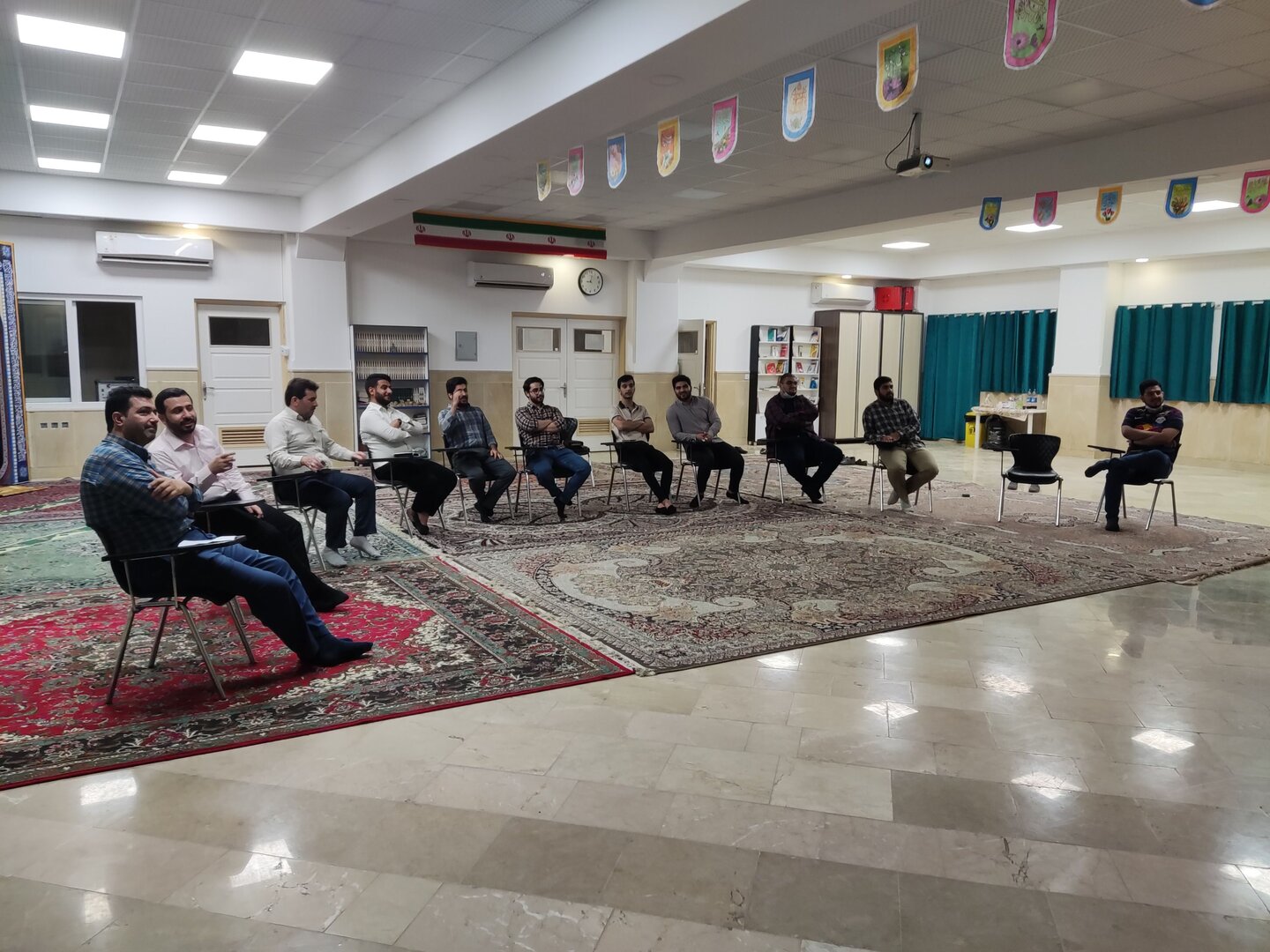 جلسه دورهمی گروهی از فارغ‌التحصیلان آیین